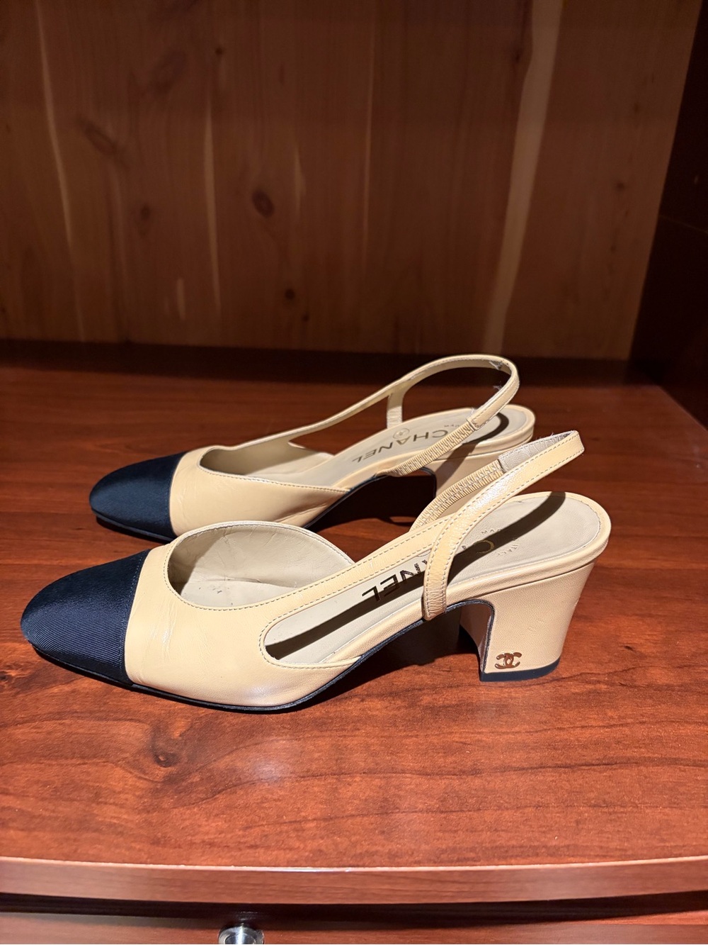 CHANEL Cream and Black Two-Tone Slingback Heels - Picture 4 of 9